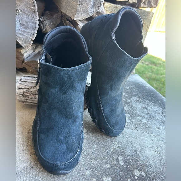 Skechers Shoes - Skechers relaxed fit bikers zappiest black suede ankle boots Sz-8.‎ M